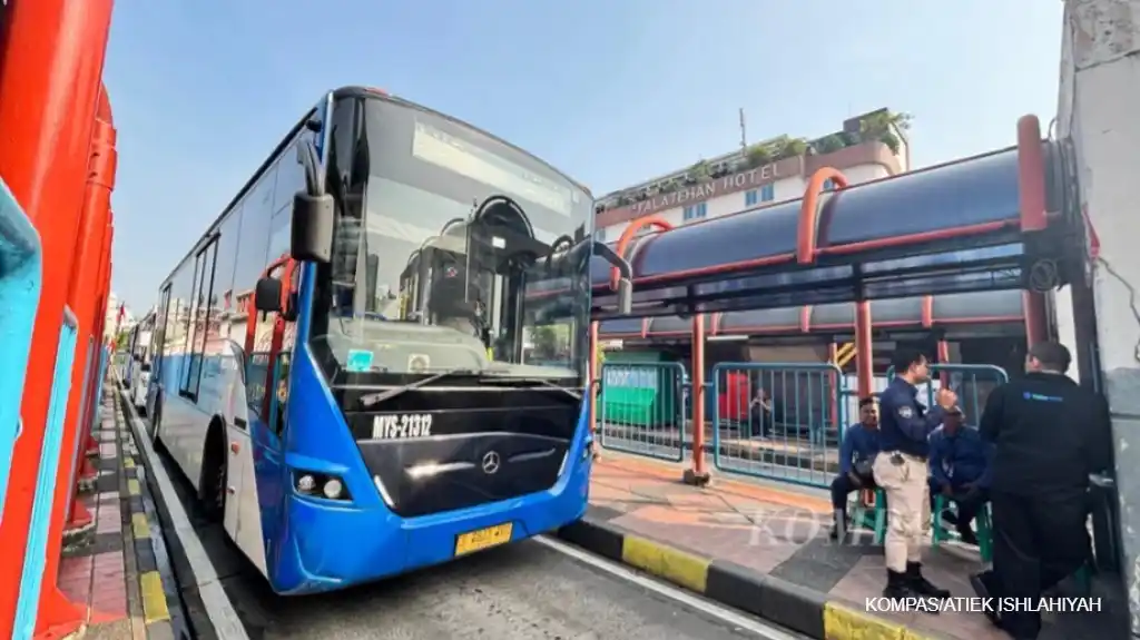 Image from Harian Kompas (Kompas.id): *Subsidi Transjakarta Ditambah hingga Rp 400 Miliar* Anggaran subsidi...