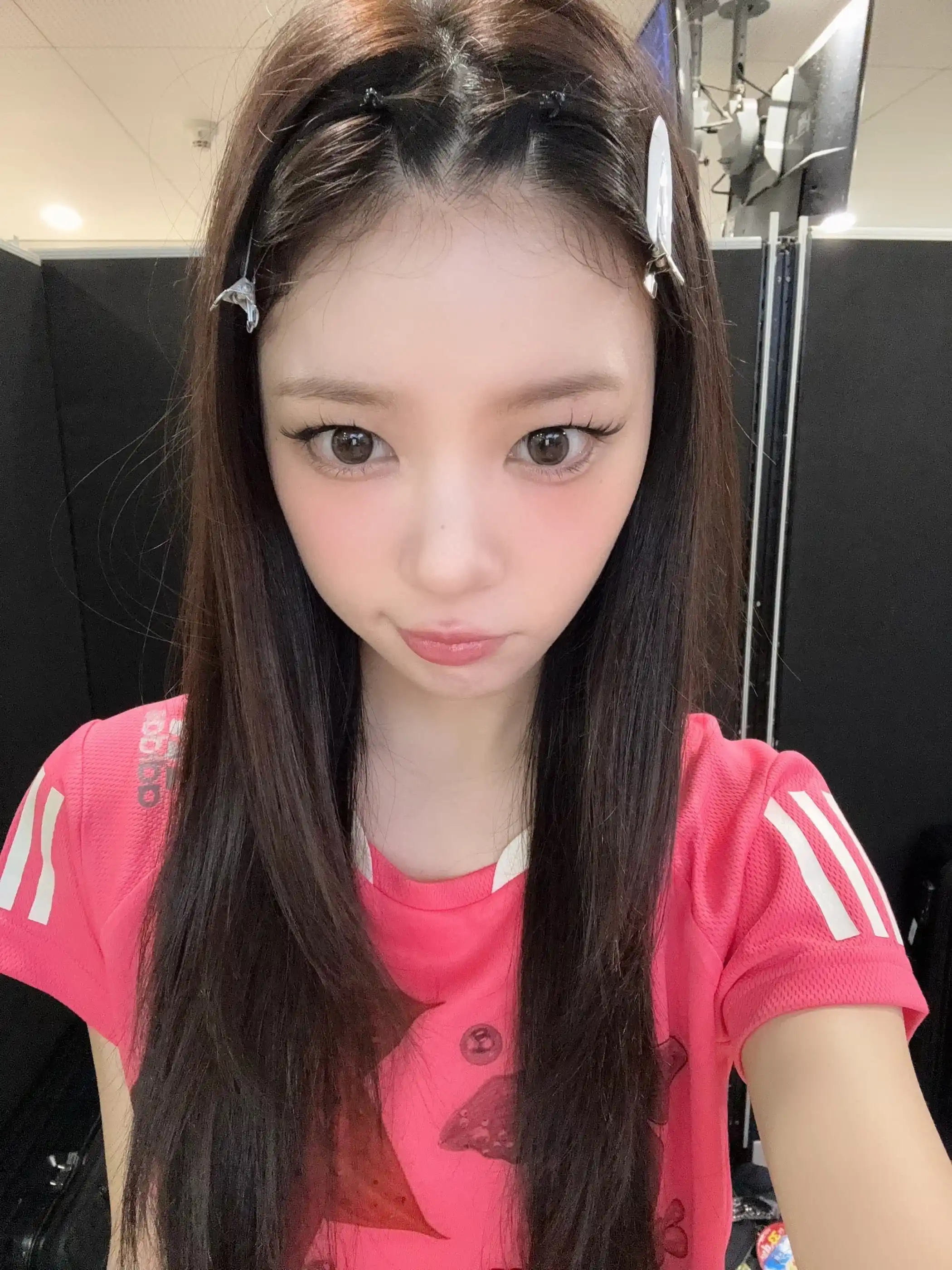 Image from UPDATE ILLIT 🩷: *༊·˚ MOKA WEVERSE UPDATE ་༘࿐* ᯓ★ : Hari ini juga panas 🐱💚 *⪩⪨ I'LL...