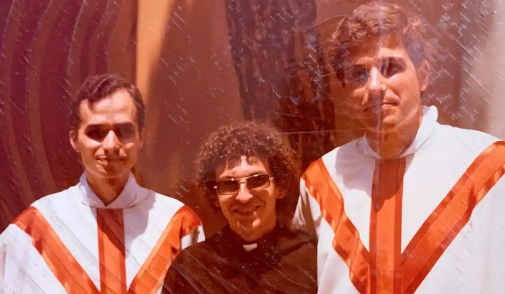 Image from Conferencia Episcopal Peruana: El padre Robert Francis Prevost el día de su ordenación sacerdotal con...