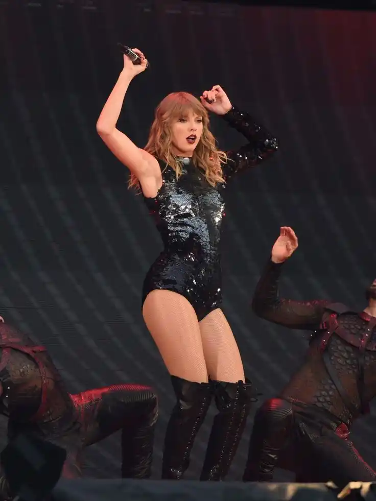 Image from 𝐓𝐚𝐲𝐥𝐨𝐫'𝐬 𝐖𝐨𝐫𝐥𝐝 🪻: No início da canção, Taylor Swift se refere ao parceiro como um *mágic...