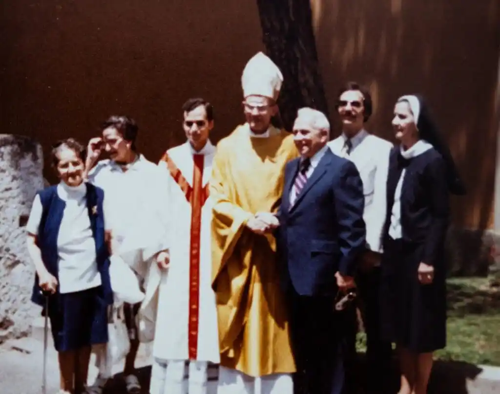 Image from Conferencia Episcopal Peruana: Robert Francis Prevost, tercero de la izquierda, rodeado de familia de...