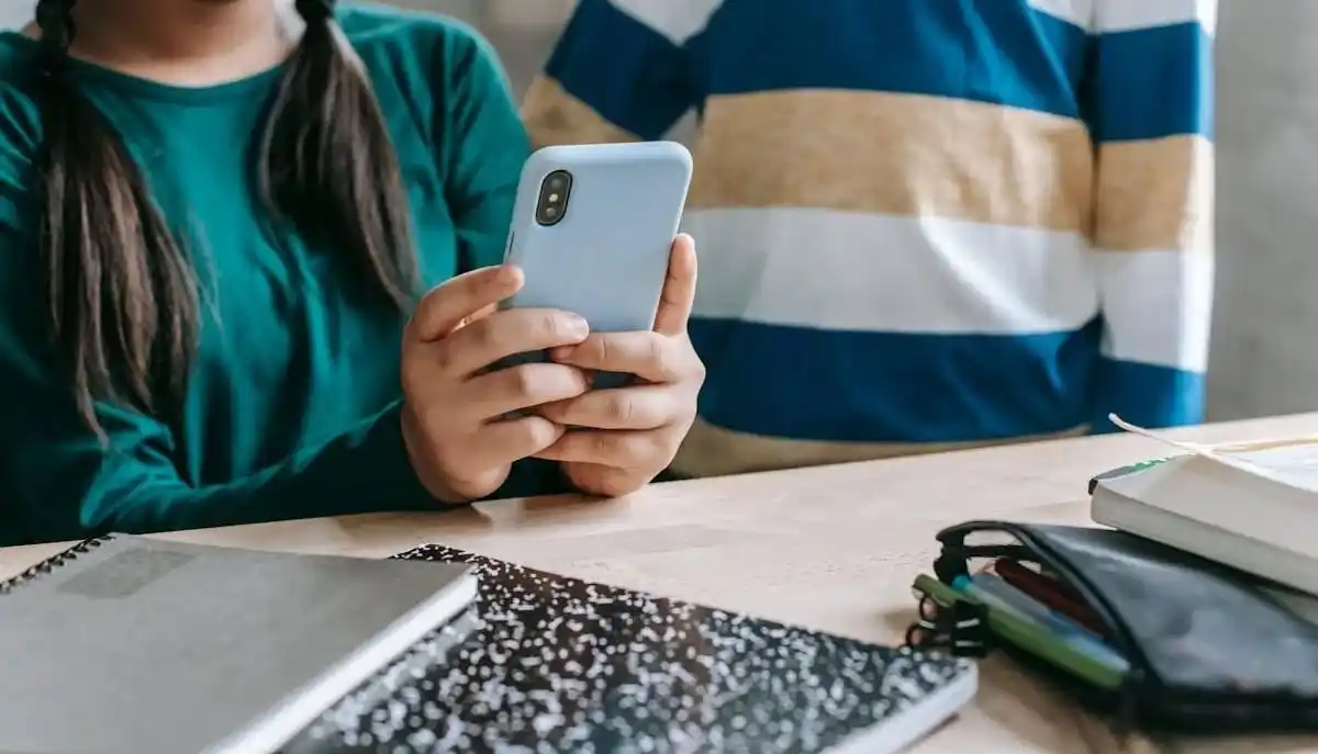 Image from Skuola.net | News studentesche: *Smartphone a scuola, Valditara conferma il divieto anche alle superio...