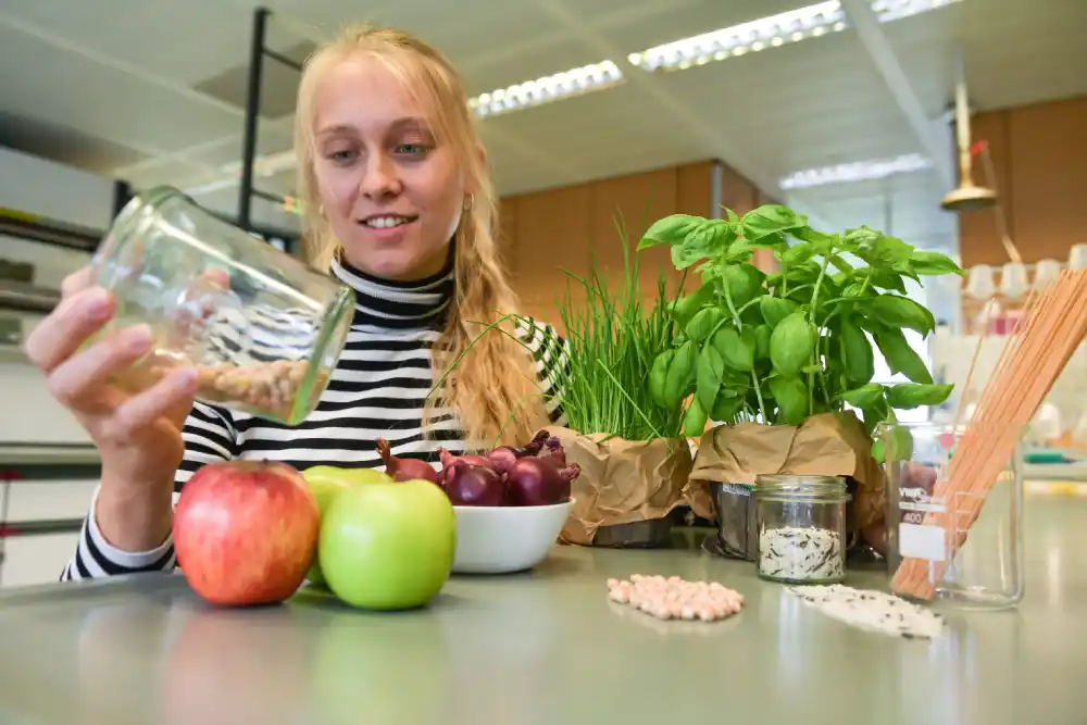 Image from Uni Hohenheim : 🎓 *Wie beeinflusst Ernährung unsere Gesundheit?* Finde es heraus im S...