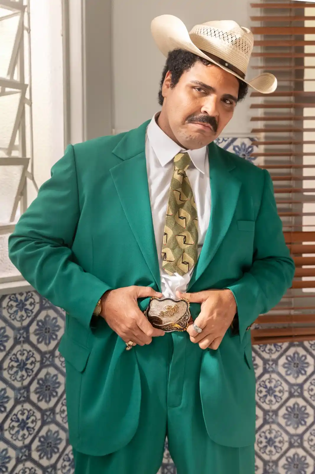 Image from UOL | Novelas: *1ª foto de Paulo Vieira em 'Garota do Momento'!*  O humorista faz sua...