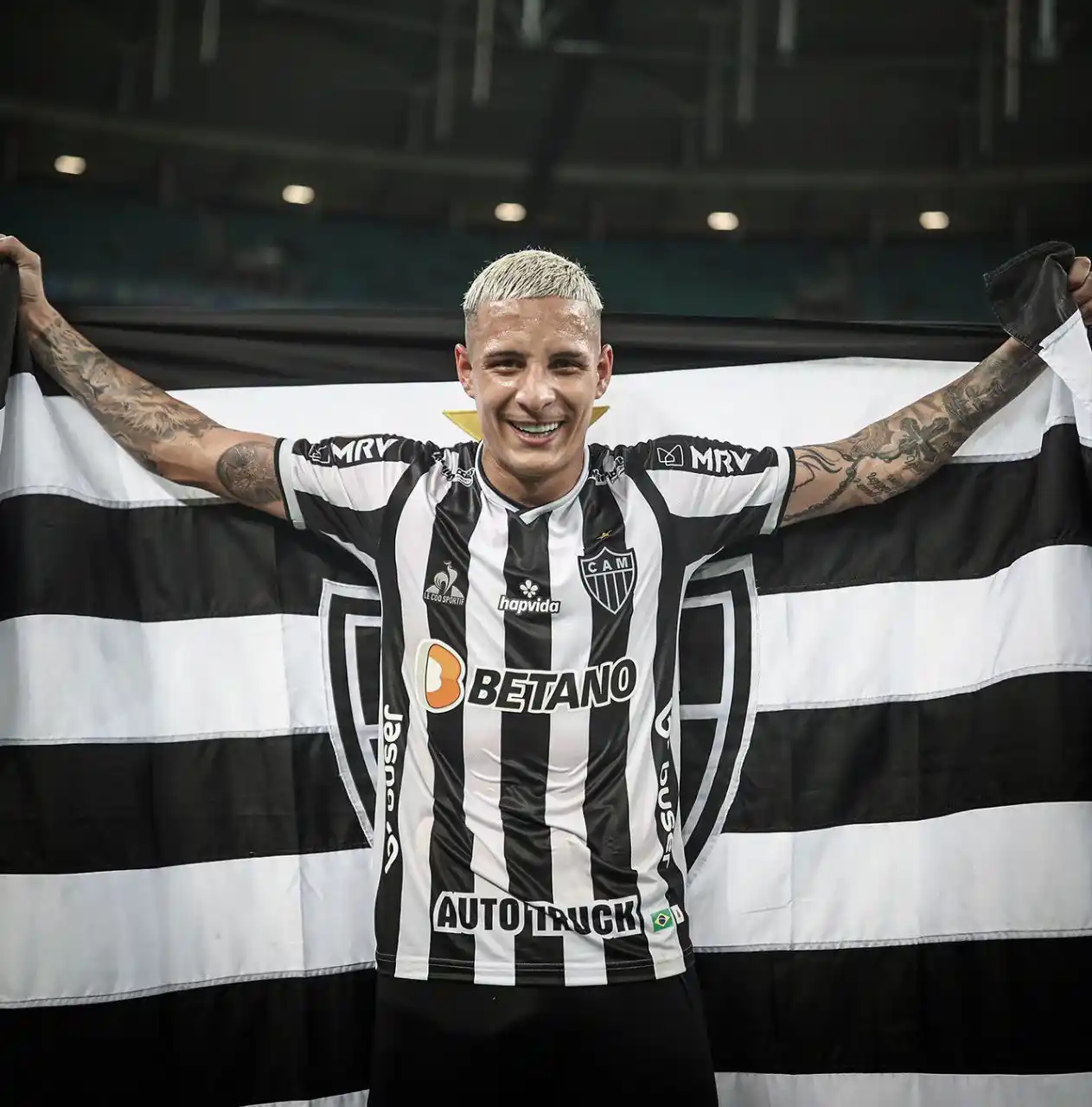 Image from DL esporte: A casa do lateral-esquerdo Guilherme Arana foi invadida nesta madrugad...