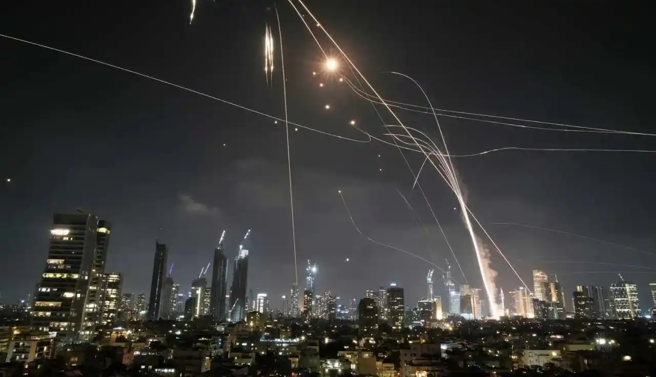 Image from Sputnik Arabic | سبوتنيك عربي: 💥🚨الجيش الإسرائيلي: رصد إطلاق صواريخ من إيران باتجاه إسرائيل ⭕️ووجّ...