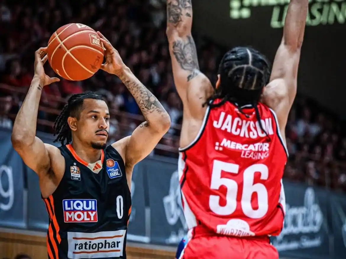 Image from ratiopharm ulm: 𝘼𝙪𝙛𝙝𝙤𝙡𝙟𝙖𝙜𝙙 𝙗𝙡𝙚𝙞𝙗𝙩 𝙪𝙣𝙗𝙚𝙡𝙤𝙝𝙣𝙩   Endstand: 77:78...
