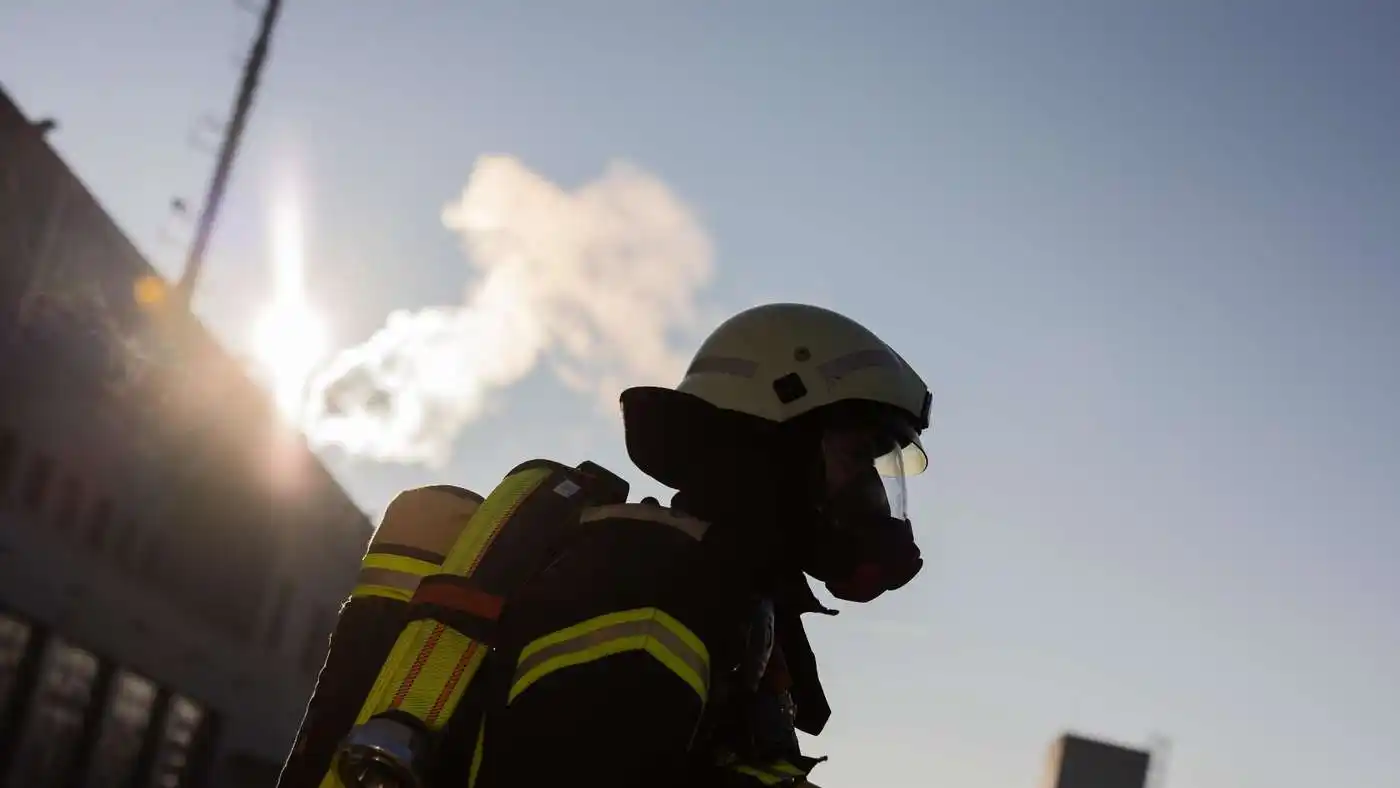 Image from mangfall24: 🚨 *Brand in Geschäft führt zu Verkehrschaos in Kolbermoor* – Feuerweh...