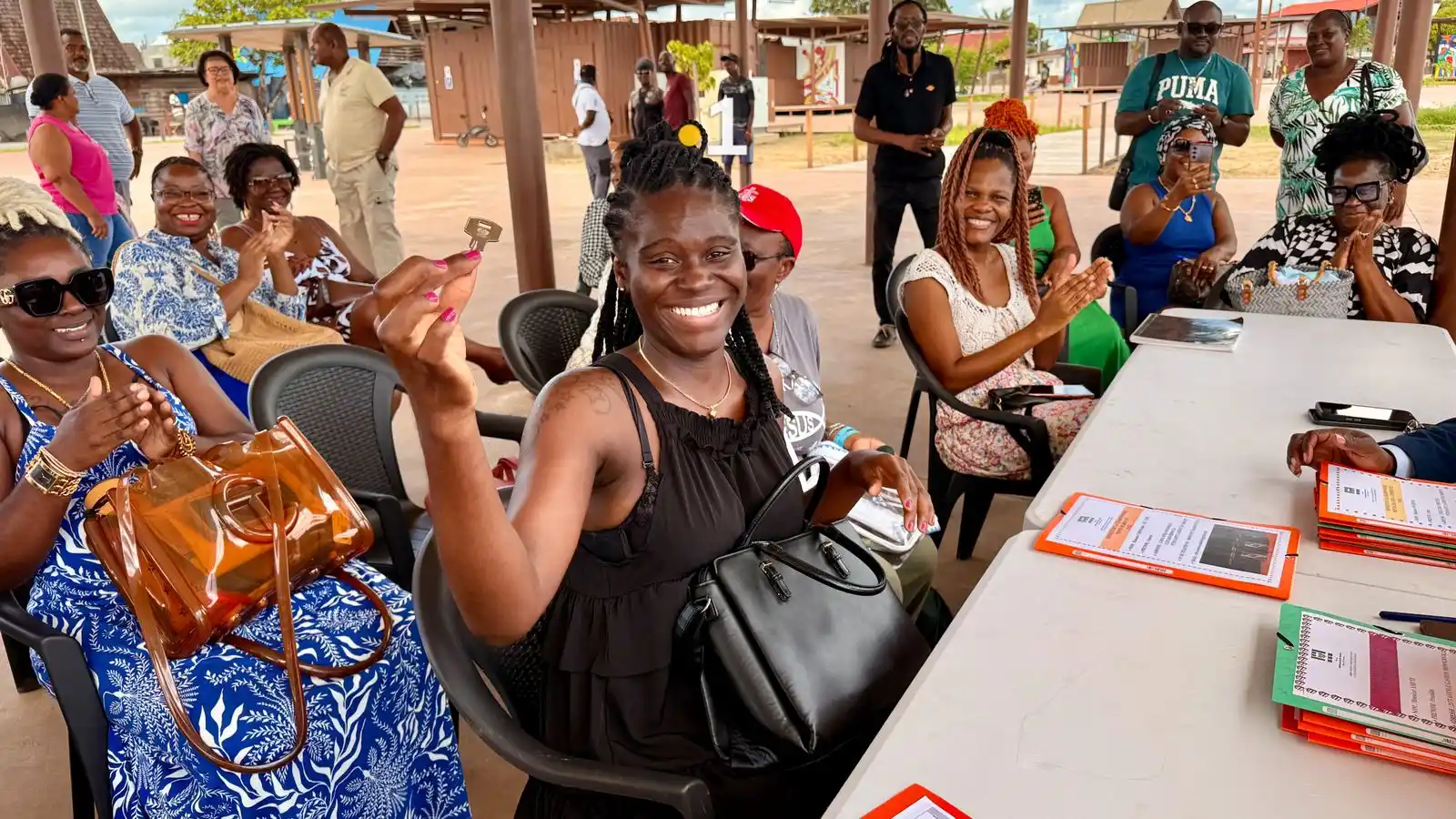 Image from Guyane La 1ère: 🎉 Clés en main, sourires aux lèvres : les premiers commerçants ont pr...