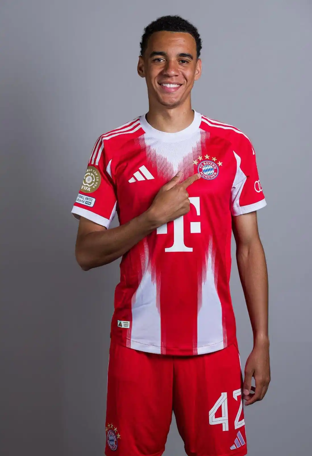 Image from DL esporte: 🔥🇩🇪 *JOIA RARA ALEMÃ!* Após marcar um *hat-trick* na partida contr...