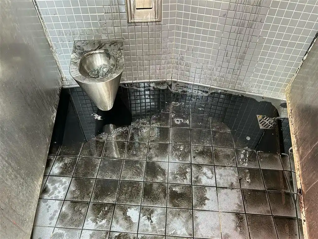Image from Polizeipräsidium Mainz: *Entsorgung von Altöl in öffentlicher Toilettenanlage an A61 - Zeugen ...
