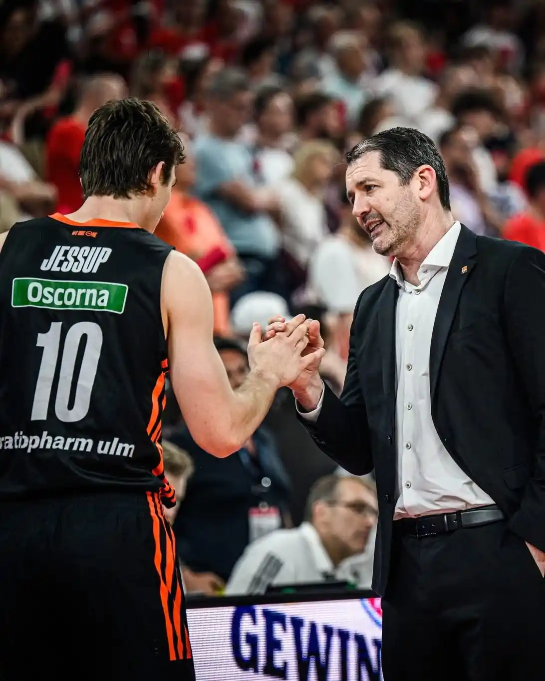 Image from ratiopharm ulm: 𝙃𝘼𝙇𝘽𝙕𝙀𝙄𝙏 🧡 Mit einem Zwischenstand von 37:36 geht's in die P...