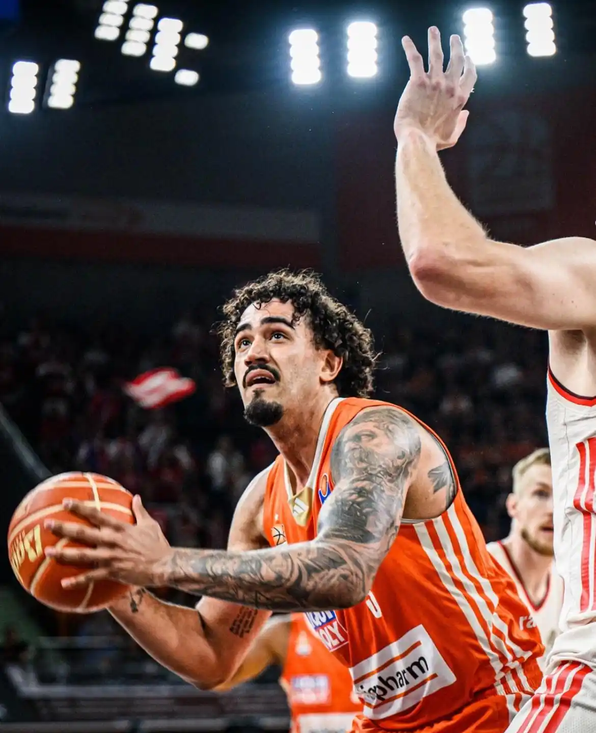 Image from ratiopharm ulm: Hitzige erste Hälfte 😮💨🧡 Mit einem Zwischenstand von 35:37 geht´...