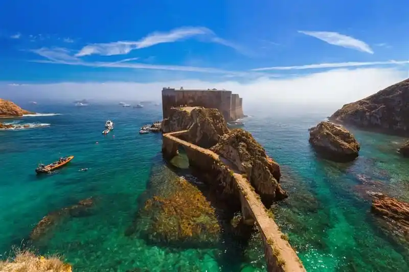 Image from Historia National Geographic: 🏰 Las solitarias islas de Portugal donde un castillo custodia un para...