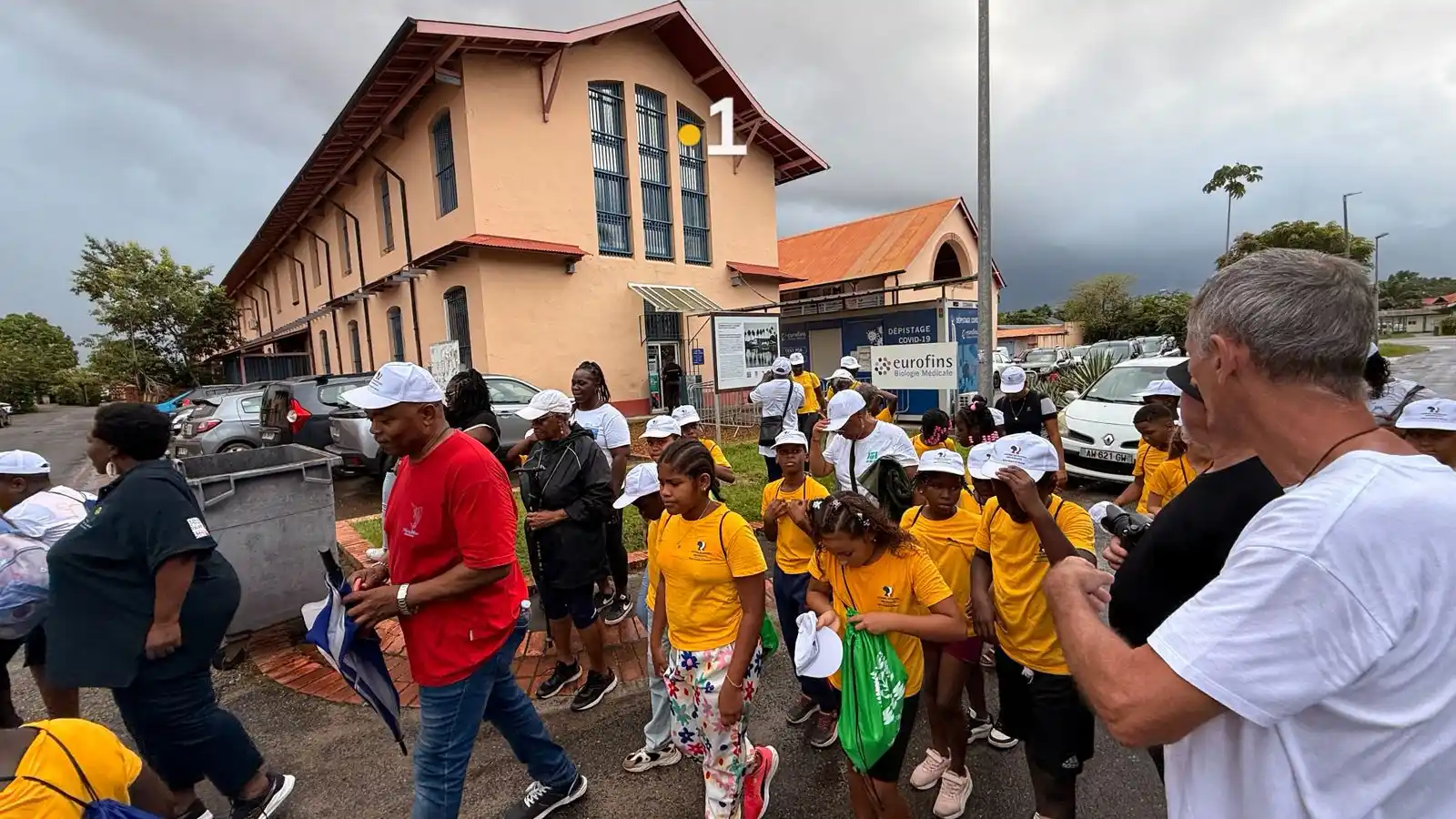 Image from Guyane La 1ère: 👧🏾👴🏽 Les enfants de Saint-Laurent ont marché avec leurs aînés pour...