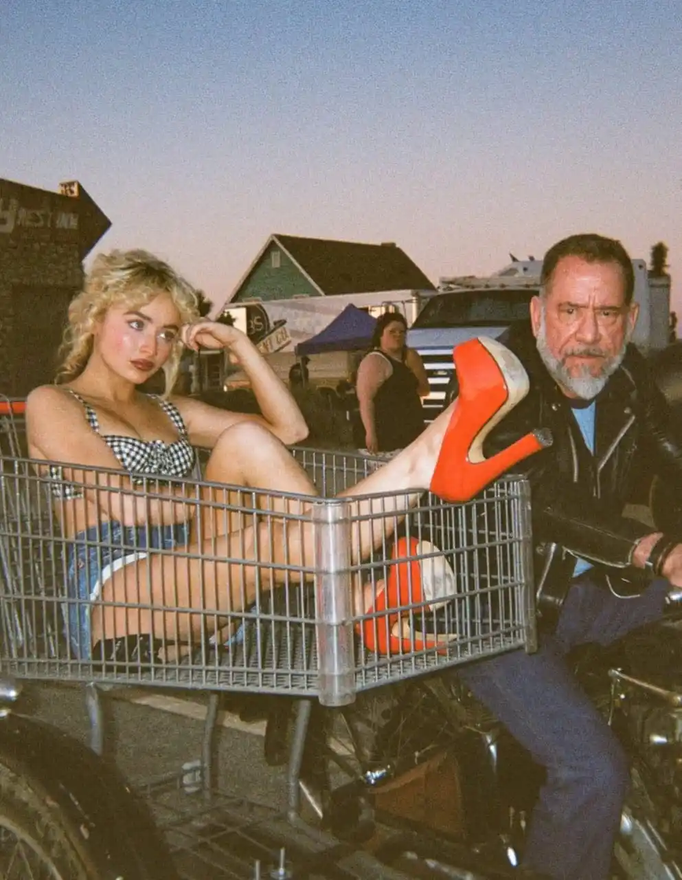Image from Sabrina Carpenter | Español 🐾: 🏜️💼 | "Manchild" de Sabrina Carpenter acumuló 38,601,595 streams en ...