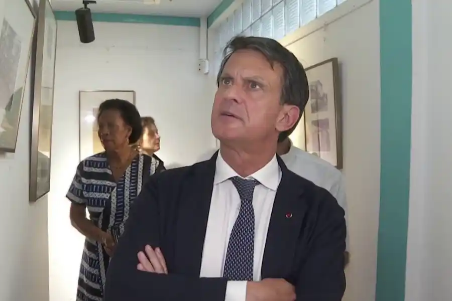 Image from Guyane La 1ère: *Manuel Valls en Guyane : un dimanche sous le signe du climat, de l’ag...