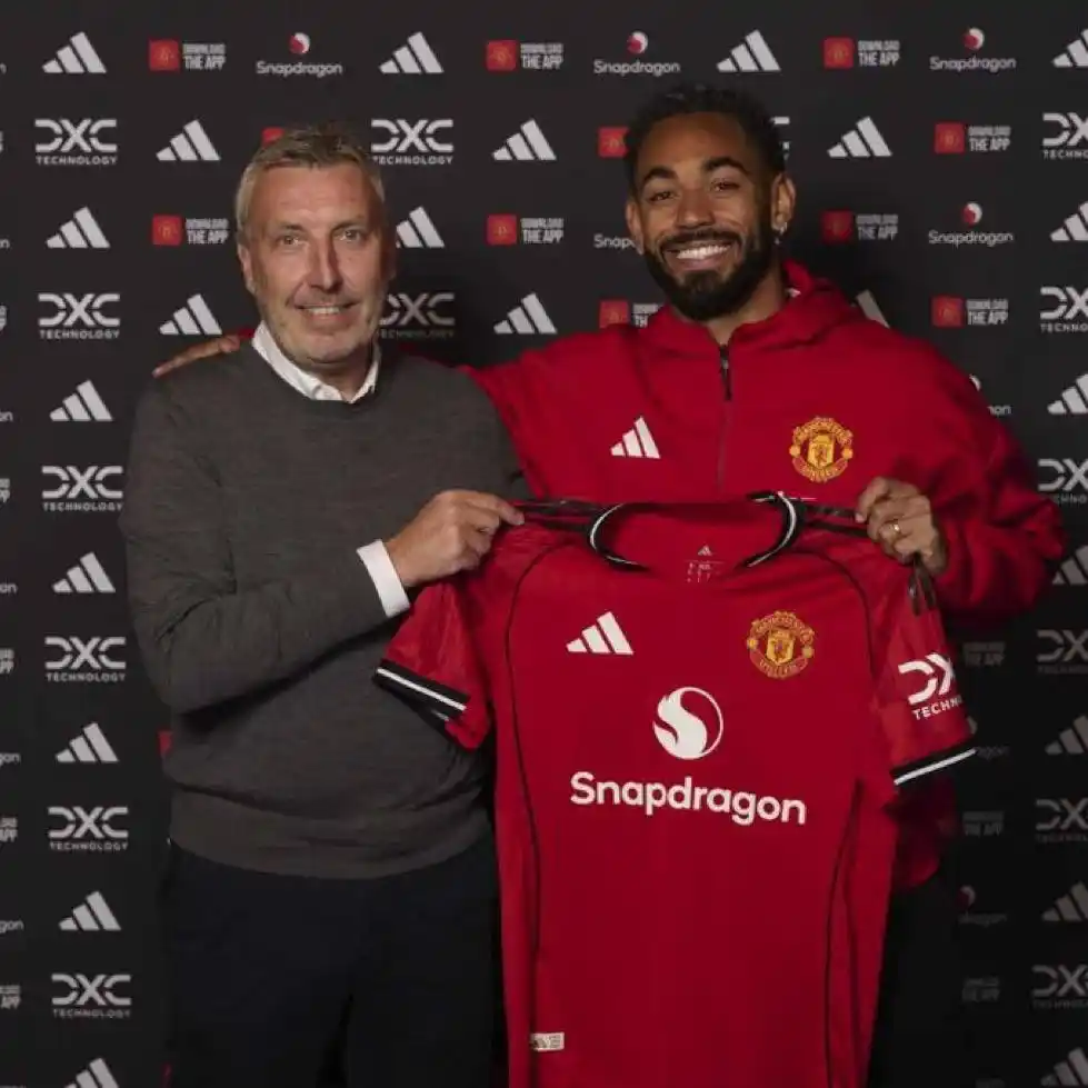 Image from Football News ⚽️: 🚨 Matheus Cunha has signed a five-year contract at Manchester United,...