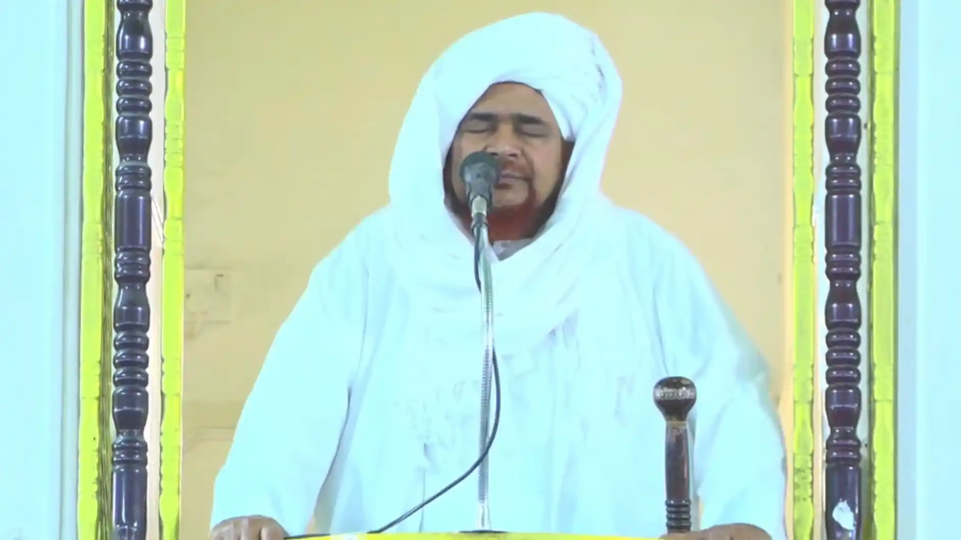 Image from الحبيب عمر بن حفيظ Al-Habib Omar Bin Hafidh: 🎙 مباشر LIVE: خطبة الجمعة *للعلامة الحبيب عمر بن حفيظ* 🕌  في جامع ال...