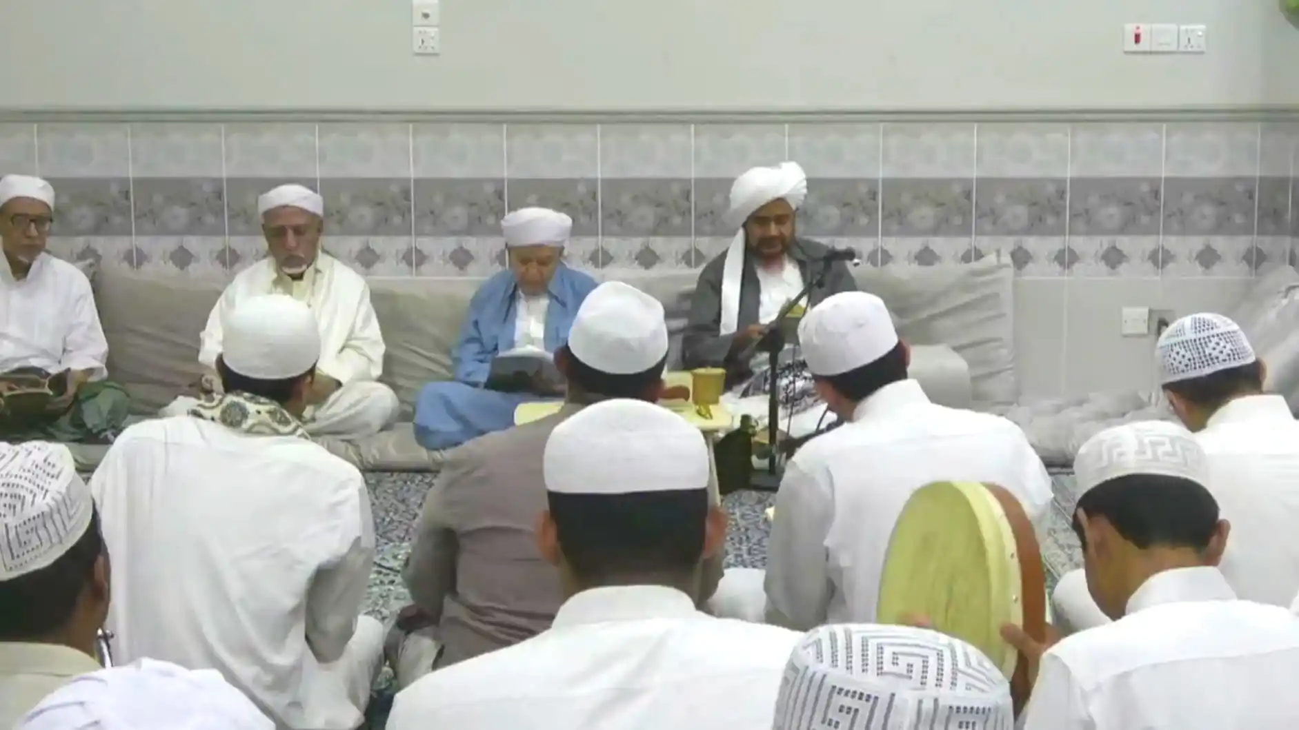 Image from الحبيب عمر بن حفيظ Al-Habib Omar Bin Hafidh: ✨ مباشر Live: مجلس البردة لحارة الروضة، في قاعة ساحة المحبة بعيديد، مد...