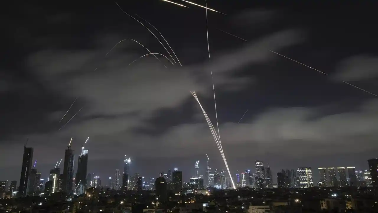 Image from Sputnik Arabic | سبوتنيك عربي: 🚀💥مصدر رفيع في الاستخبارات الإسرائيلية: إيران لا تزال تمتلك صواريخ م...