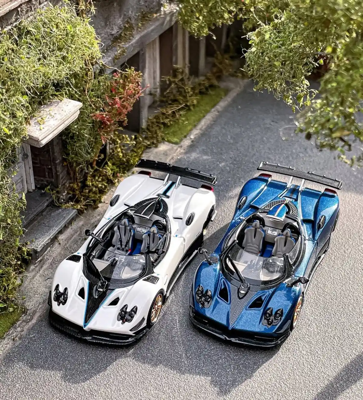 Image from Ferrari, Mercedes, Porsche & cia | Carros de Luxo: Pagani em dupla hoje 🤍💙  📸 LuxuryCars365/X...