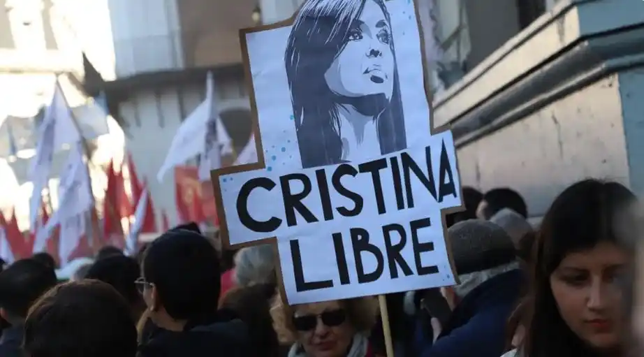 Image from APOYO AL PRESIDENTE - 🦁Leones Por La Libertad Tucumán Noticias 💜🤍💜🤍🇦🇷: *Pocos gremios, muchos "sueltos": una plaza colmada por Cristina que s...
