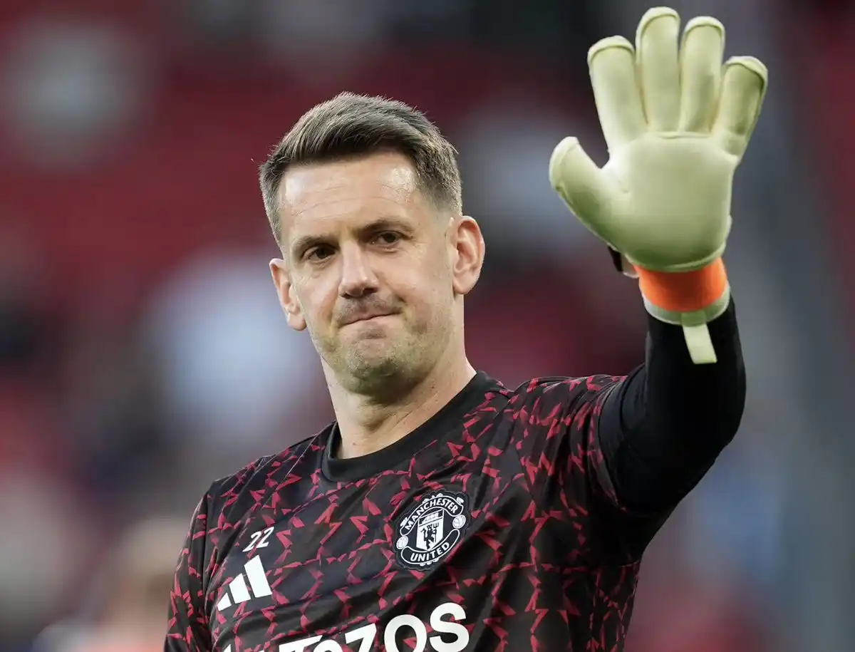 Image from DL esporte: *🚨 RENOVAÇÃO FECHADA! ✅* *🔴 Tom Heaton acertou novo contrato com o ...