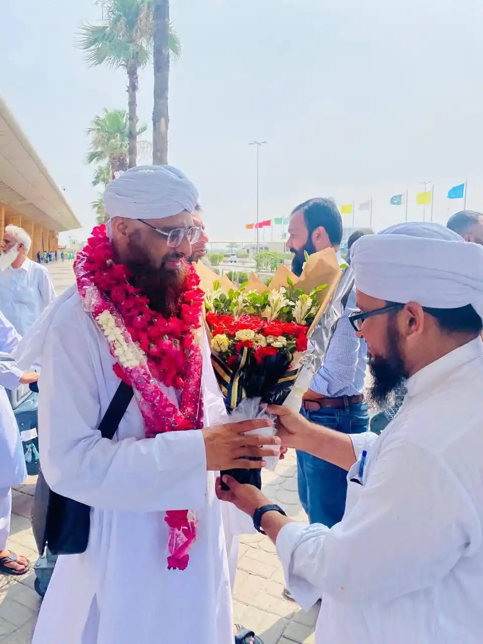 Image from 🌹🕋فیضانِ مدینہ فیضان عطار🕋🌹🌷: 🌹🍀رکن شورٰی ابوالبیان حاجی اظہر عطاری حج کی سعادت حاصل کرنے اور حاضر...