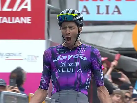Image from EsCiclismo.Com | Ciclismo: *Simon Yates asalta el liderato del Giro de Italia en Sestriere, donde...