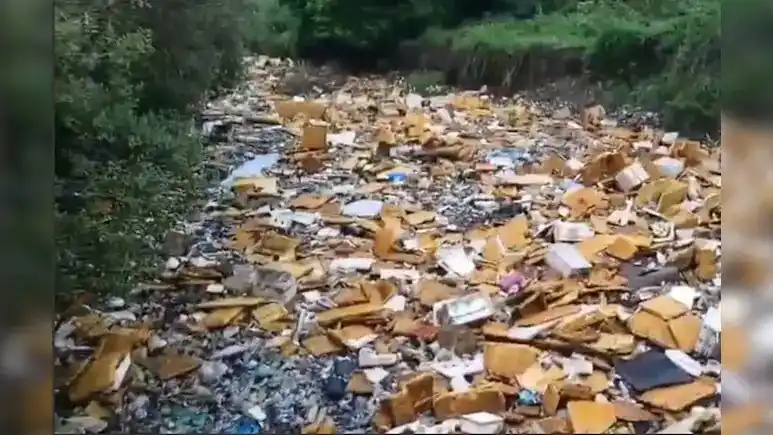 Image from NDTV India: धारावी टी-जंक्शन नाले में औद्योगिक कचरा फेंकने पर BMC ने दर्ज कराई FIR...