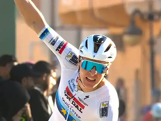 Image from EsCiclismo.Com | Ciclismo: *Tim Merlier impone su ley en Knokke-Heist y se viste de líder en la V...