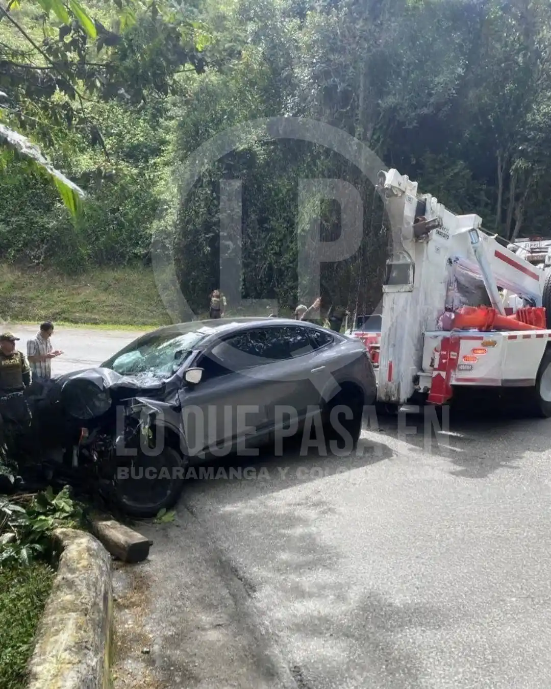 Image from Lo Que Pasa En Colombia: Vehículo chocó con un tractocamión y rodó al barranco en la vía <a cla...