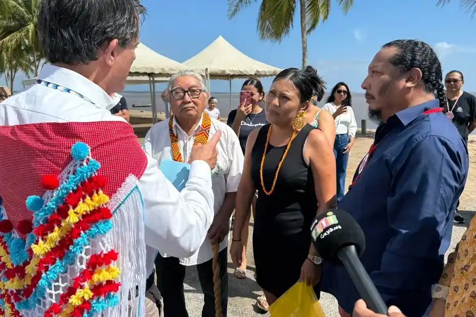 Image from Guyane La 1ère: *Visite de Manuel Valls à Awala-Yalimapo : habitants et élus attendent...