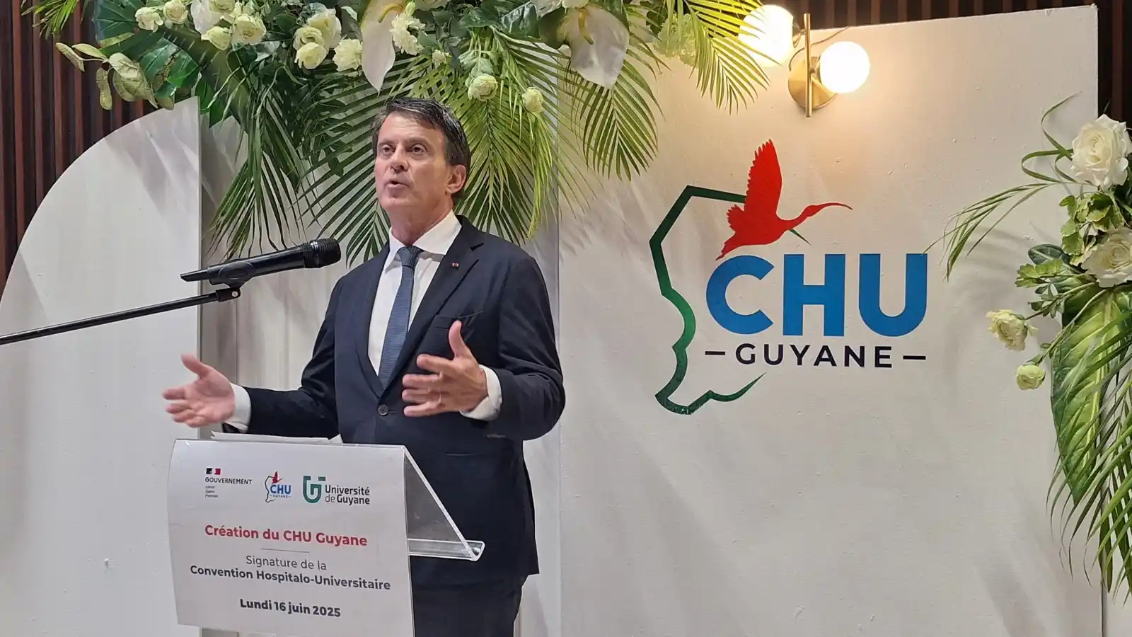 Image from Guyane La 1ère: *Visite de Manuel Valls en Guyane : quel bilan ?* 🟡 Le ministre des ...