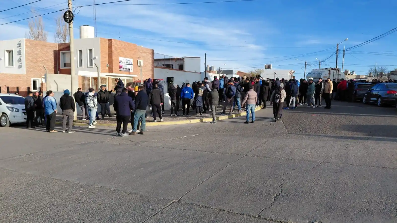 Image from El Diario WEB : 🟠AHORA Conflicto pesquero: Asamblea del SOMU en Puerto Madryn para de...