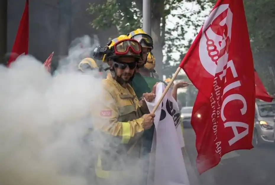 Image from UGT FICA: 📢 Ayer, 17 de junio, *los bomberos y bomberas forestales se concentra...