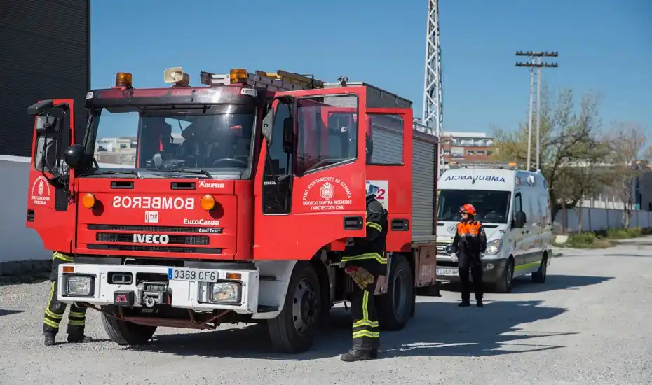 Image from EMA 112. Agencia de Emergencias de Andalucía (EMA): 🔴Cinco afectados por inhalación de humo tras el incendio en una nave ...