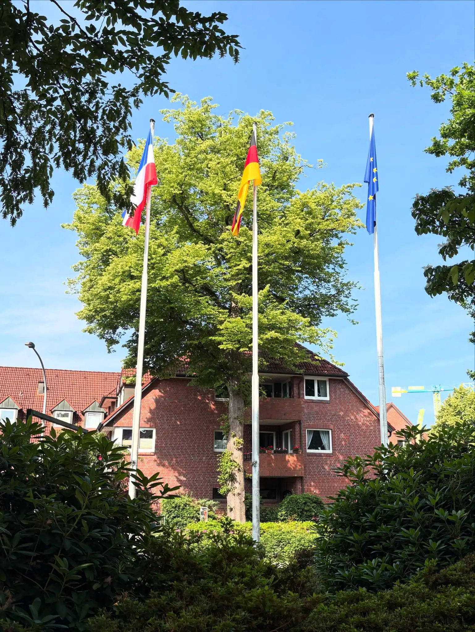 Image from Gemeinde Rellingen: 🇩🇪 *Flaggenhissung zum Gedenken an den 17. Juni 1953* Heute erinner...