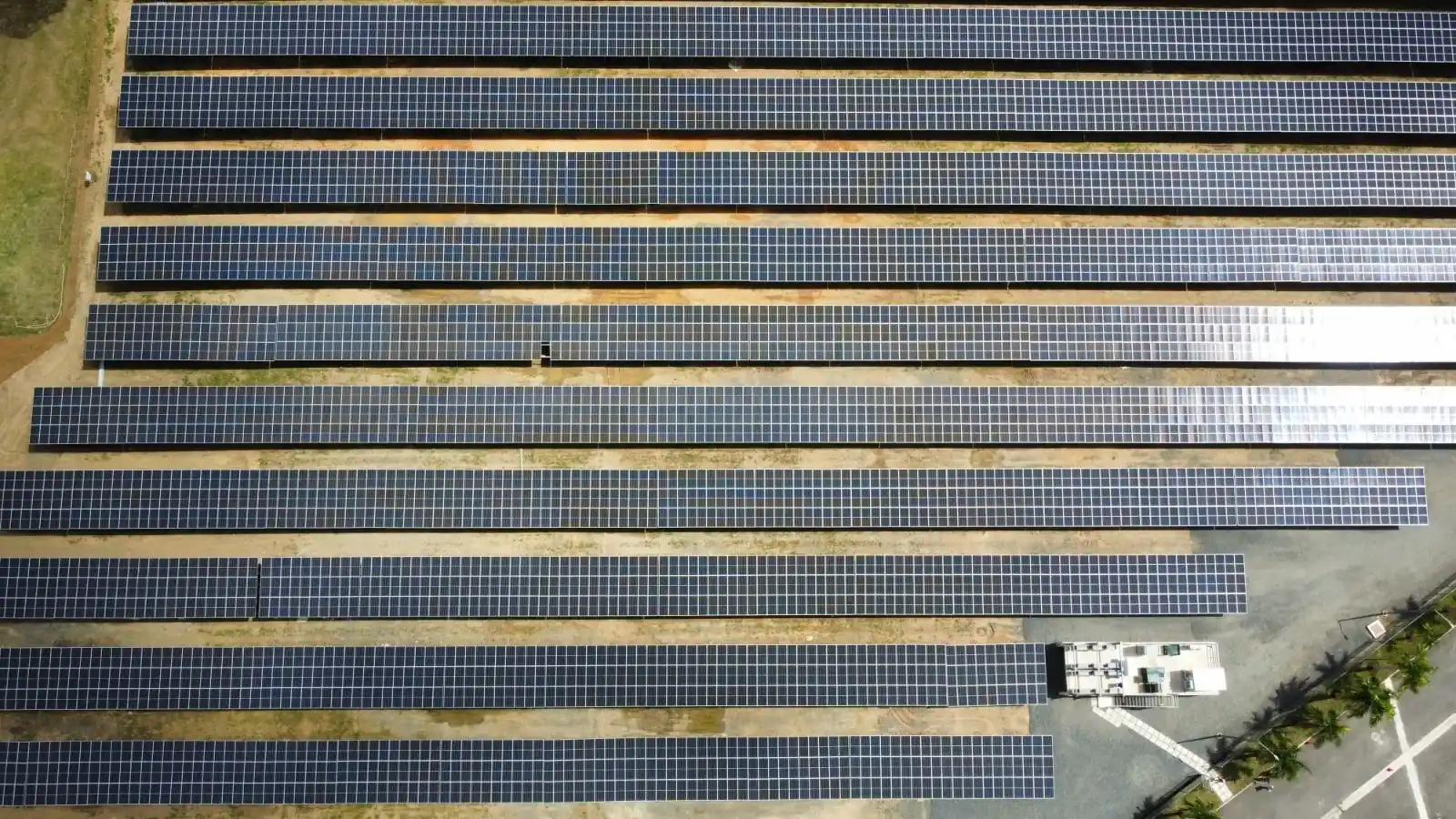 Image from elDiario.es: 🌞 *El inicio del apagón estuvo en una planta fotovoltaica de Badajoz*...
