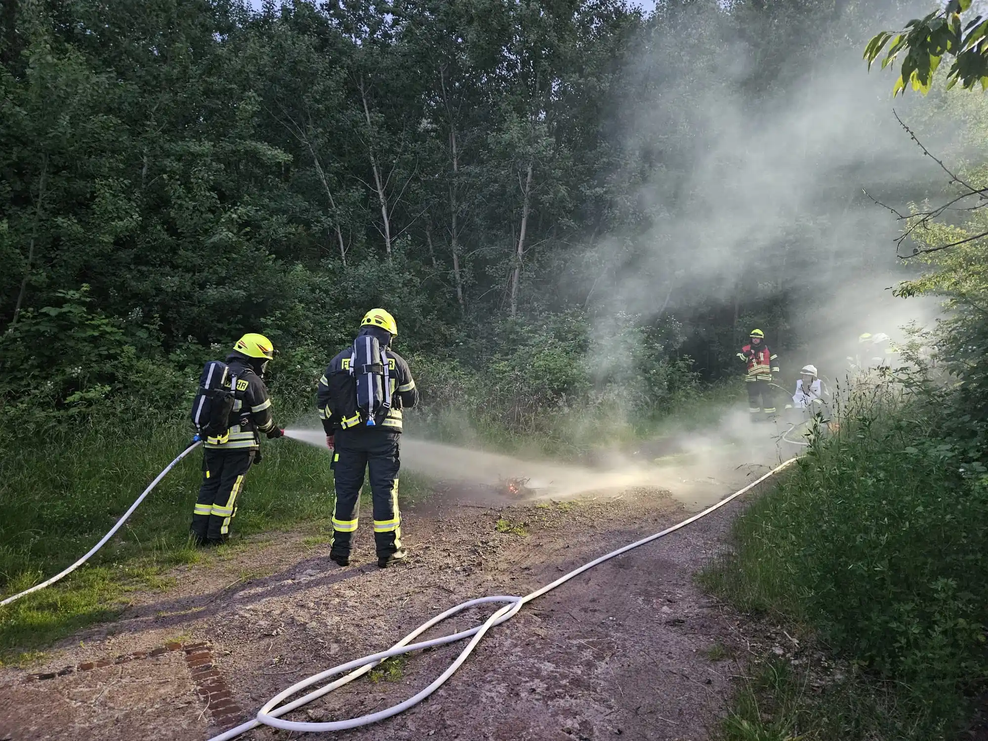 Image from Kreisfeuerwehr Schaumburg: Grünschnitt brennt am Waldesrand  Die Feuerwehr Gemeinde Wölpinghausen...
