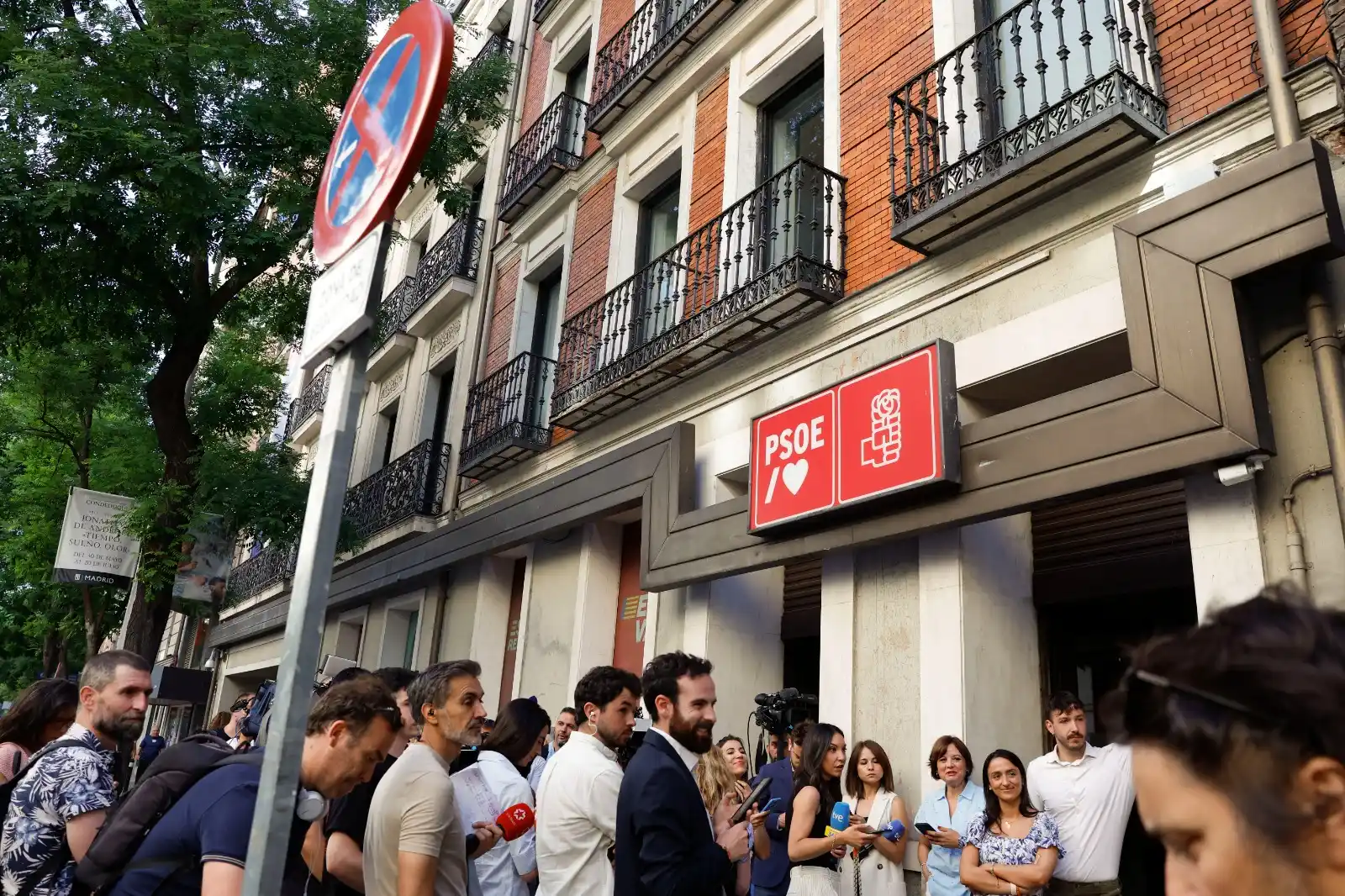 Image from elDiario.es: 🔴 *La UCO acude a Ferraz para clonar la cuenta de correo electrónico ...