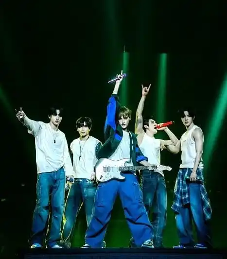 Image from TXT Latino: "Somos más felices cuando estamos juntos en el escenario con música. E...