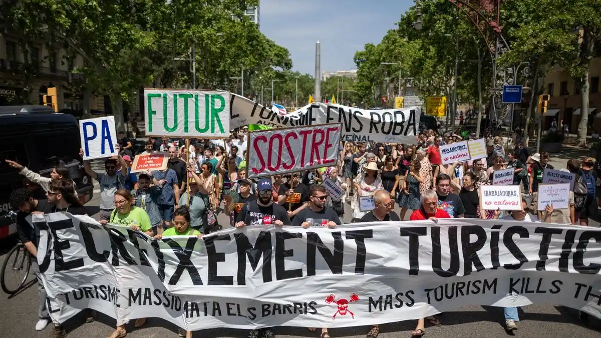 Image from elDiario.es: ✊ *"Todos los cruceros son basureros". Miles de personas han salido a ...