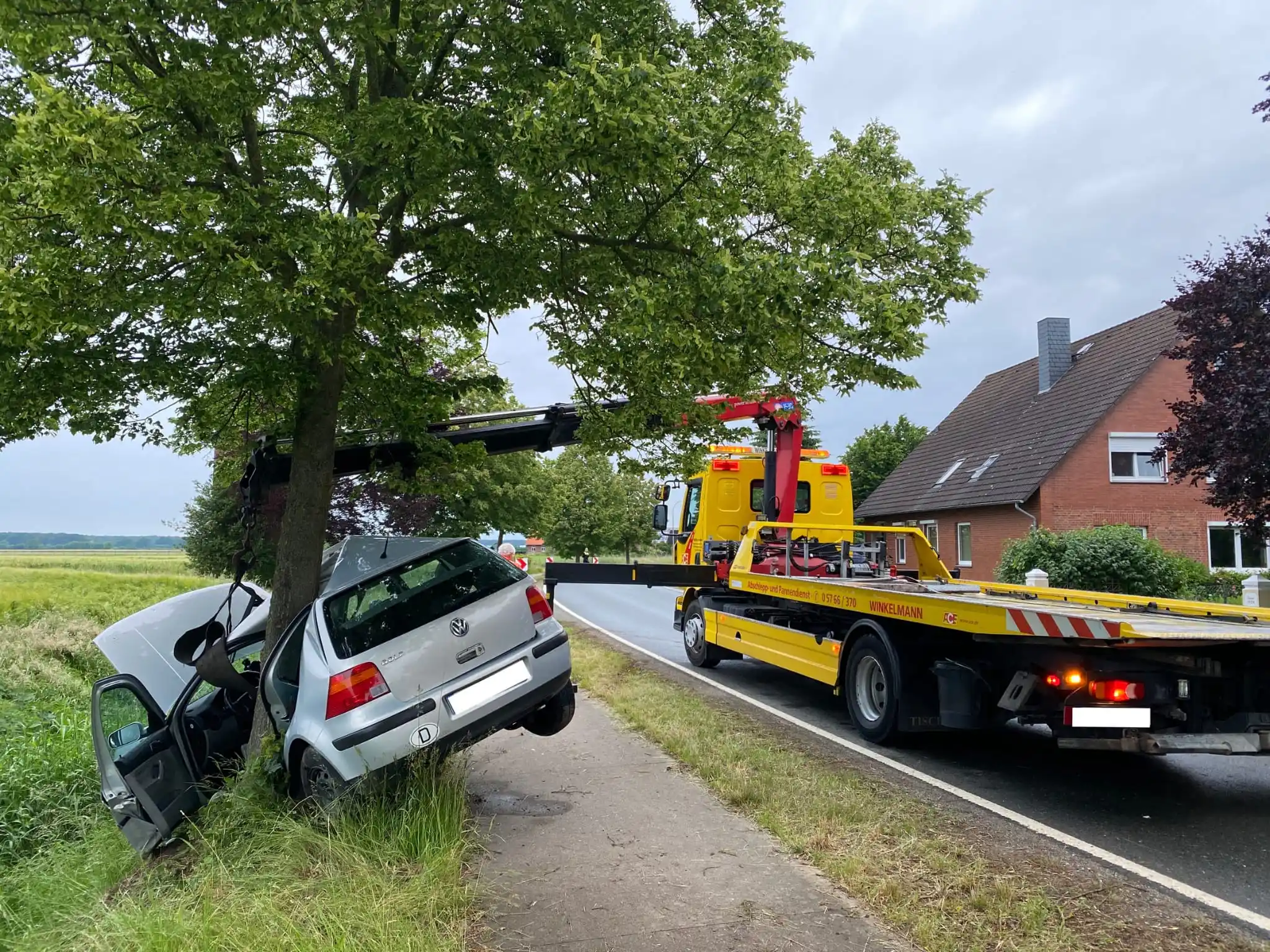 Image from Kreisfeuerwehr Schaumburg: Verkehrsunfall in Nordsehl  Am 29.05.2025 sind die Ortsfeuerwehren Mee...