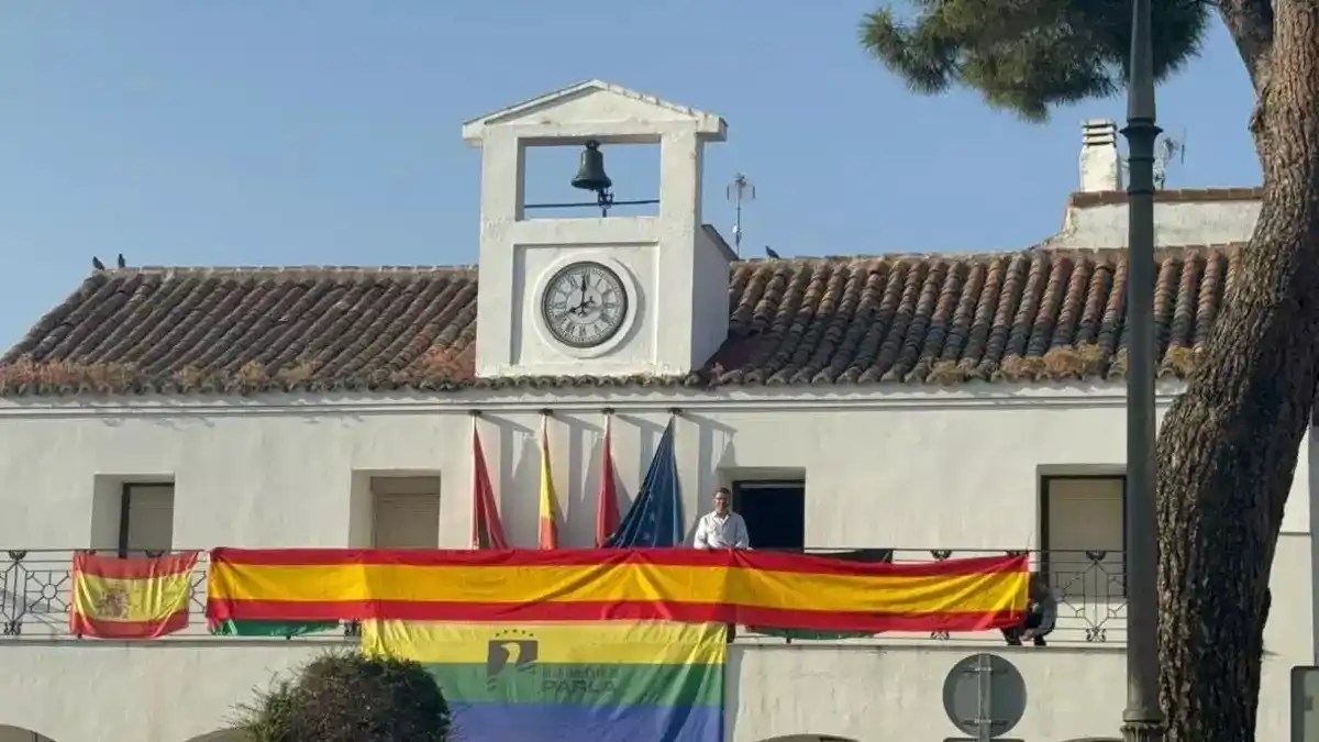 Image from elDiario.es: *Vox ha colgado una bandera española de 10 metros del Ayuntamiento de ...