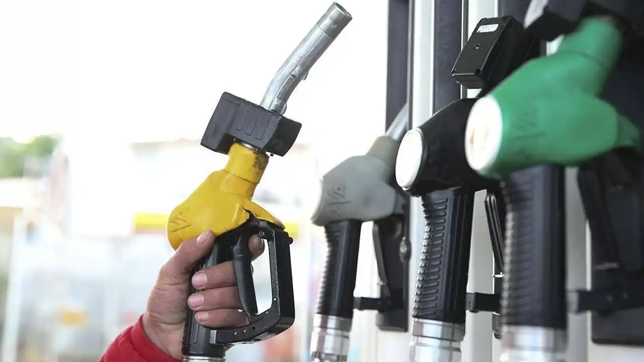 Image from Türkiye Gazetesi: Benzin ve motorine büyük zam! Akaryakıtta 5 liralık artış, litresi 60 ...