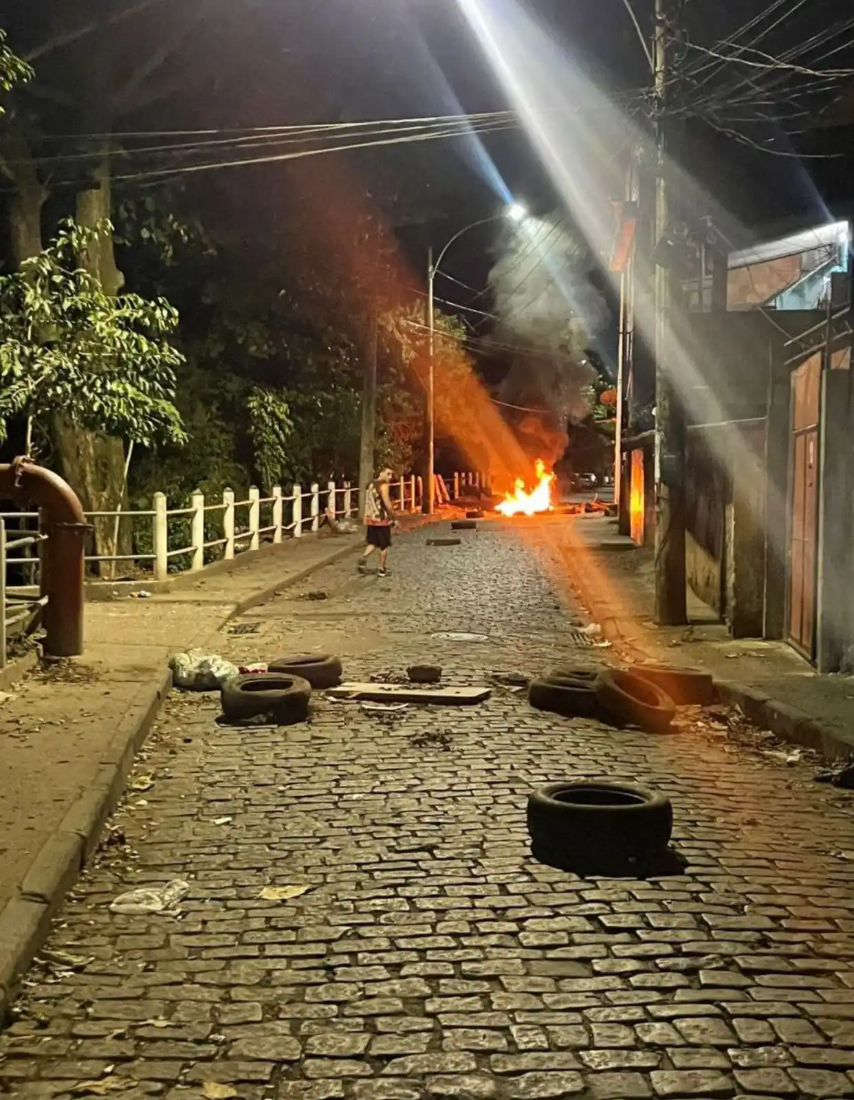 Image from Bruno Assunção : CV já começa a pôr barricadas em vários pontos da favela do Catiri, na...