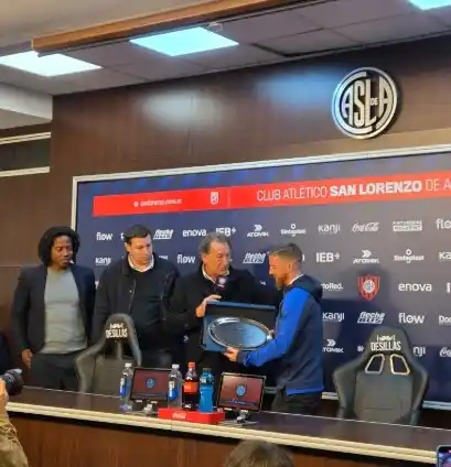 Image from Info San Lorenzo: "En cuanto te recibas de DT, será una alegría tenerte Iker". Un presen...