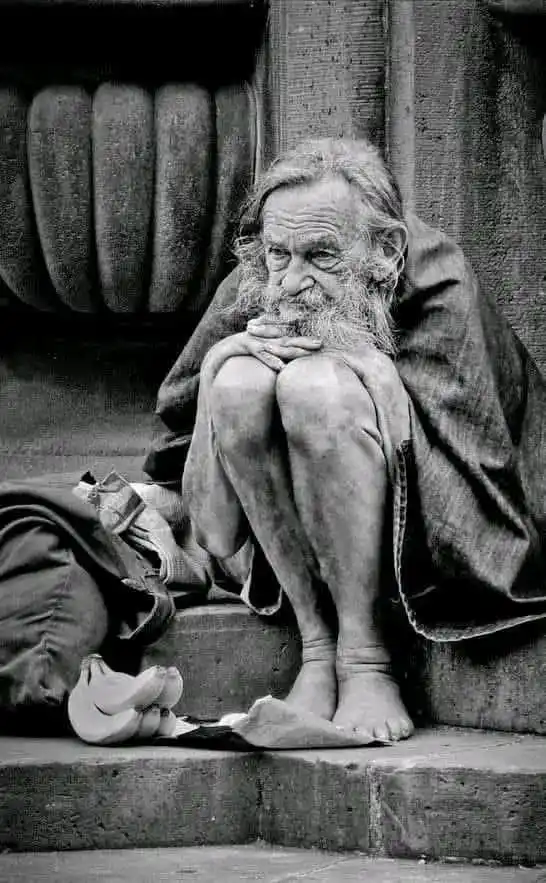 Image from Alpha Minds: *فکر غربت ہے نہ اندیشۂ تنہائی ہے* *زندگی کتنے حوادث سے گزر آئی ہے*   *...